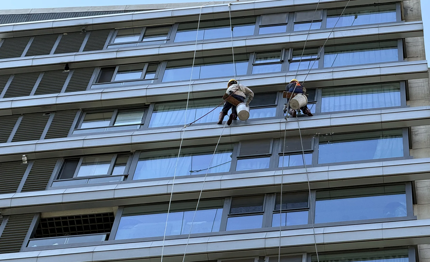 建筑外立面高空清洗现场